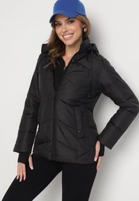 Born2be - Czarna Kurtka z Szerokim Pikowaniem i Kapturem Yasidi. Okazja: na co dzień. Kolor: czarny. Materiał: jeans. Styl: casual, elegancki #1