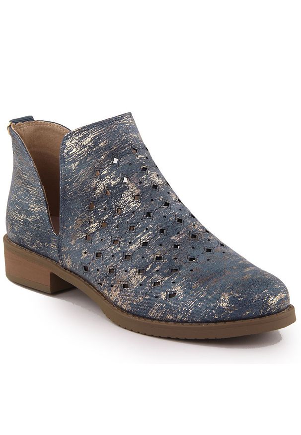 Botki damskie zamszowe ażurowe wsuwane niebieskie M.Daszyński SA62-102. Wysokość cholewki: za kostkę. Zapięcie: bez zapięcia. Kolor: niebieski. Materiał: zamsz, nubuk. Szerokość cholewki: normalna. Wzór: ażurowy