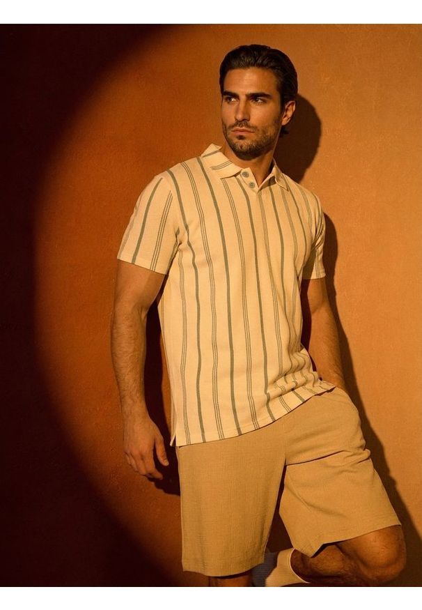 Sinsay - Bawełniana koszulka polo w paski - kremowy. Typ kołnierza: polo. Kolor: kremowy. Materiał: bawełna. Wzór: paski