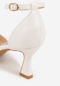 Born2be - Białe Czółenka Vices ze Szpiczastym Noskiem na Obcasie Typu Klepsydra Nusorilis. Okazja: na co dzień. Nosek buta: szpiczasty. Zapięcie: pasek. Kolor: biały. Materiał: jeans. Obcas: na obcasie. Styl: casual, elegancki. Wysokość obcasa: średni #8