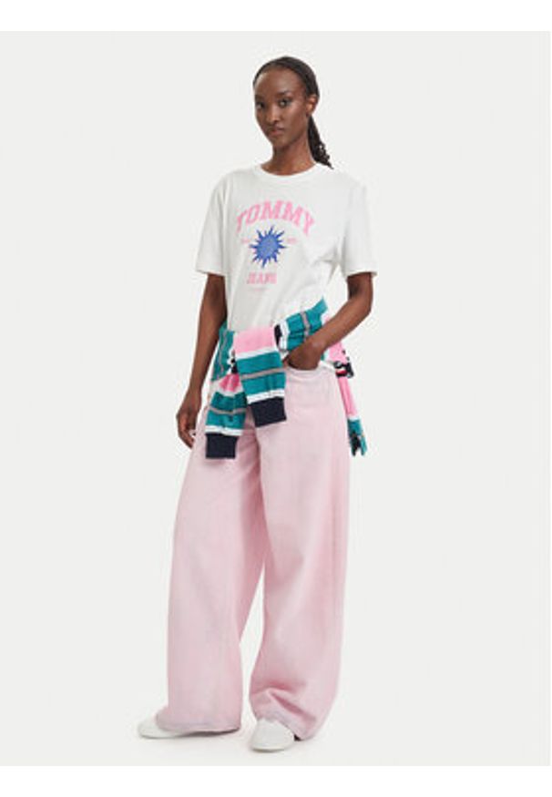 Tommy Jeans T-Shirt Novelty DW0DW23159 Biały Relaxed Fit. Kolor: biały. Materiał: bawełna