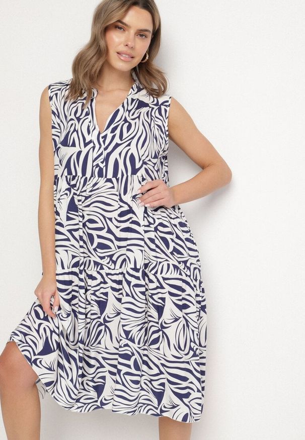 Born2be - Granatowa Bawełniana Rozkloszowana Sukienka z Geometrycznym Wzorem Annivaria. Okazja: na co dzień. Typ kołnierza: dekolt w kształcie V. Kolor: niebieski. Materiał: bawełna. Wzór: geometria. Typ sukienki: rozkloszowane. Styl: klasyczny, casual, elegancki