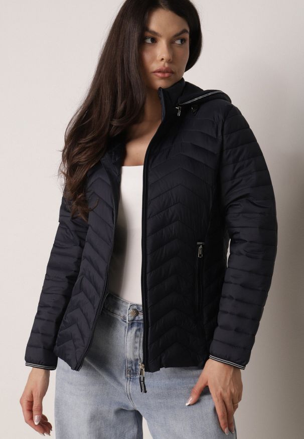 Born2be - Granatowa Pikowana Kurtka Przejściowa z Ozdobną Lamówką przy Kapturze Tidorna. Okazja: na spacer, na co dzień. Kolor: niebieski. Materiał: poliester, jeans. Styl: casual, elegancki