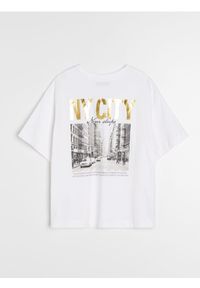 Sinsay - Bawełniana koszulka z nadrukiem na plecach - biały. Kolor: biały. Materiał: bawełna. Wzór: nadruk #1
