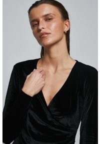 medicine - Medicine sukienka kolor czarny mini dopasowana. Kolor: czarny. Materiał: dzianina. Długość rękawa: długi rękaw. Wzór: gładki. Typ sukienki: dopasowane. Długość: mini #4