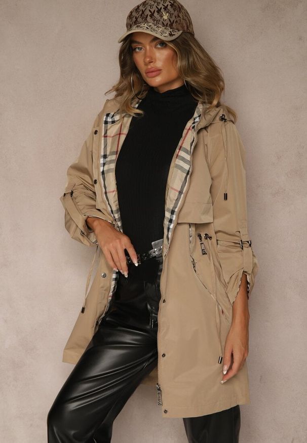 Renee - Ciemnobeżowa Kurtka Parka z Kapturem Podpinanymi Rękawami i Printem w Kratę Hallela. Typ kołnierza: kaptur. Kolor: beżowy. Materiał: jeans. Długość: do kolan. Wzór: nadruk. Sezon: jesień