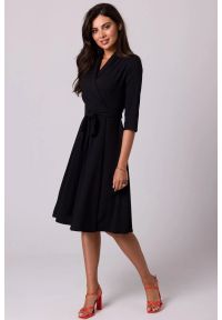 BeWear - Rozkloszowana sukienka kopertowa z wiązaniem w pasie czarna. Okazja: do pracy. Kolor: czarny. Typ sukienki: kopertowe. Styl: elegancki, wizytowy #1