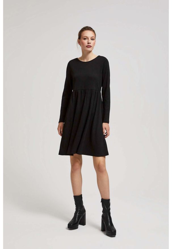 MOODO - Sukienka z długimi rękawami i rozkloszowanym dołem czarna. Kolor: czarny. Materiał: poliester, elastan. Długość rękawa: długi rękaw