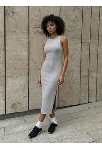 Sinsay - Bawełniana prążkowana sukienka midi bez rękawów - szary. Kolor: szary. Materiał: prążkowany, bawełna. Długość rękawa: bez rękawów. Długość: midi #1