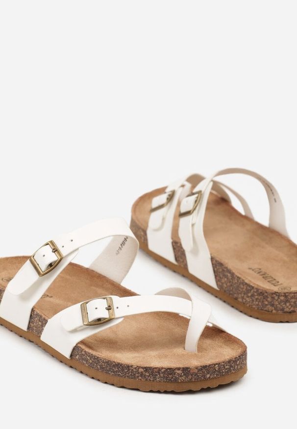 Born2be - Białe Klapki Japonki na Korkowej Podeszwie Zdobione Klamrami Idaliora. Okazja: na plażę. Kolor: biały. Materiał: jeans. Wzór: aplikacja. Sezon: lato