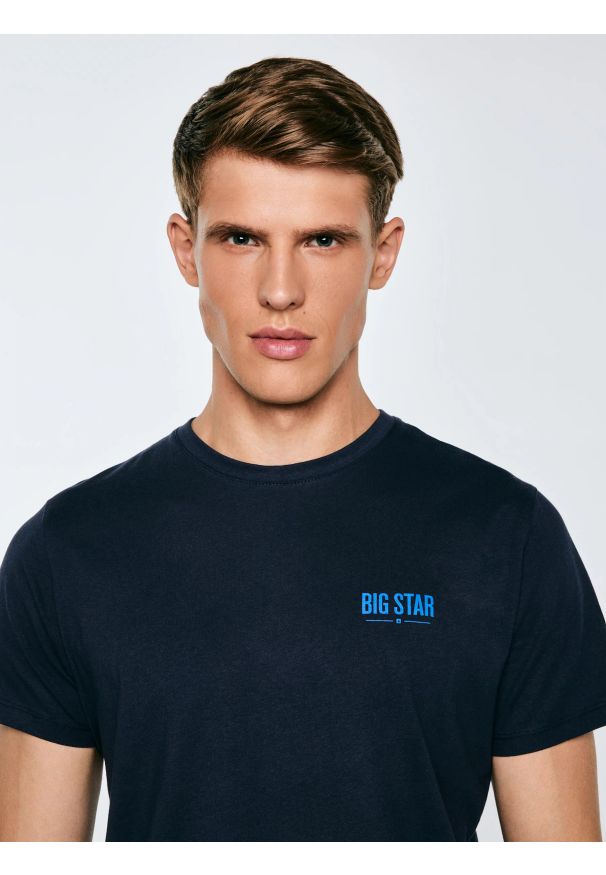Big-Star - Koszulka męska z nadrukiem granatowa Tatisar 403. Kolor: niebieski. Materiał: jeans, bawełna. Długość: krótkie. Wzór: nadruk. Sezon: lato. Styl: klasyczny, sportowy