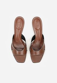 Renee - Brązowe Klapki na Szpilce z Wycięciami po Bokach Amaliliphis. Okazja: na co dzień. Kolor: brązowy. Materiał: jeans. Obcas: na szpilce. Styl: casual, elegancki #2