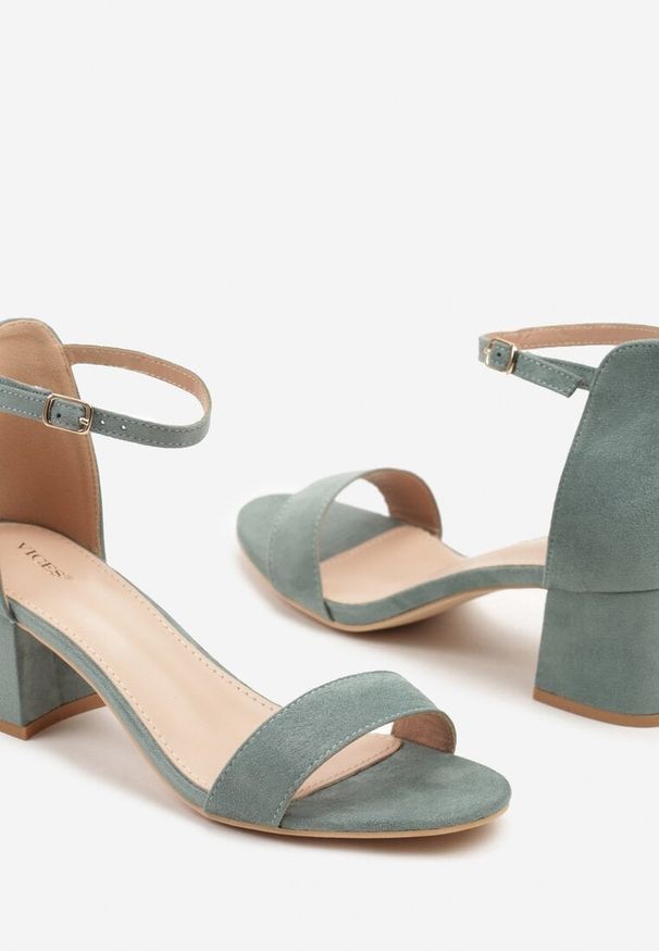 Renee - Zielone Basicowe Sandały na Słupku Vices z Paskiem Wokół Kostki Varhira. Okazja: na co dzień. Zapięcie: pasek. Kolor: zielony. Obcas: na słupku. Styl: casual, elegancki