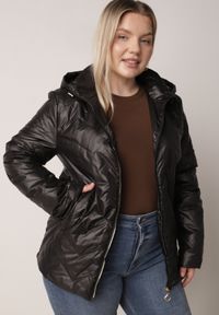 Born2be - Czarna Pikowana Kurtka Przejściowa o Prostym Kroju z Kapturem Vimoris. Okazja: na spacer, na co dzień. Typ kołnierza: kaptur. Kolekcja: plus size. Kolor: czarny. Materiał: poliester, jeans. Styl: casual, elegancki #5