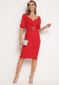 Born2be - Czerwona Sukienka Dopasowana z Paskiem i Klamrą w Talii oraz Bufiastymi Rękawami Lurdia. Okazja: na ślub cywilny, na wesele. Kolor: czerwony. Wzór: aplikacja. Styl: elegancki #7
