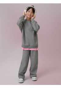 4f - 4F Spodnie dresowe z szerokimi nogawkami dziewczęce - szare 134/140 (8-10 lat). Okazja: na co dzień. Kolor: szary. Materiał: dresówka. Sezon: lato. Styl: casual #1