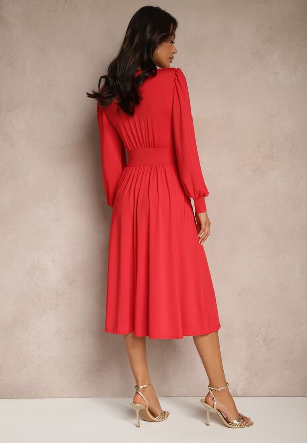 Renee - Czerwona Sukienka z Wiskozą o Rozkloszowanym Kroju z Kopertową Górą Seliane. Okazja: na randkę. Typ kołnierza: dekolt w serek. Kolor: czerwony. Materiał: wiskoza. Długość rękawa: długi rękaw. Typ sukienki: kopertowe