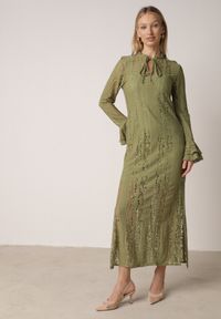 Born2be - Zielona Koronkowa Sukienka o Taliowanym Kroju z Wiązaniem przy Dekolcie Nevellirae. Okazja: na co dzień. Kolor: zielony. Materiał: koronka. Długość rękawa: na ramiączkach. Typ sukienki: proste. Styl: casual, elegancki, klasyczny #7