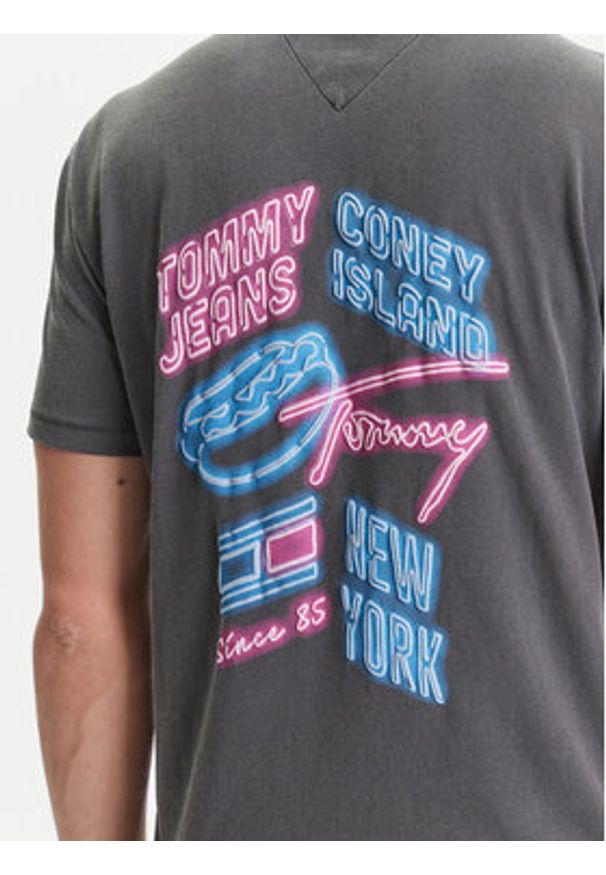 Tommy Jeans T-Shirt Novelty DM0DM21829 Szary Regular Fit. Kolor: szary. Materiał: bawełna
