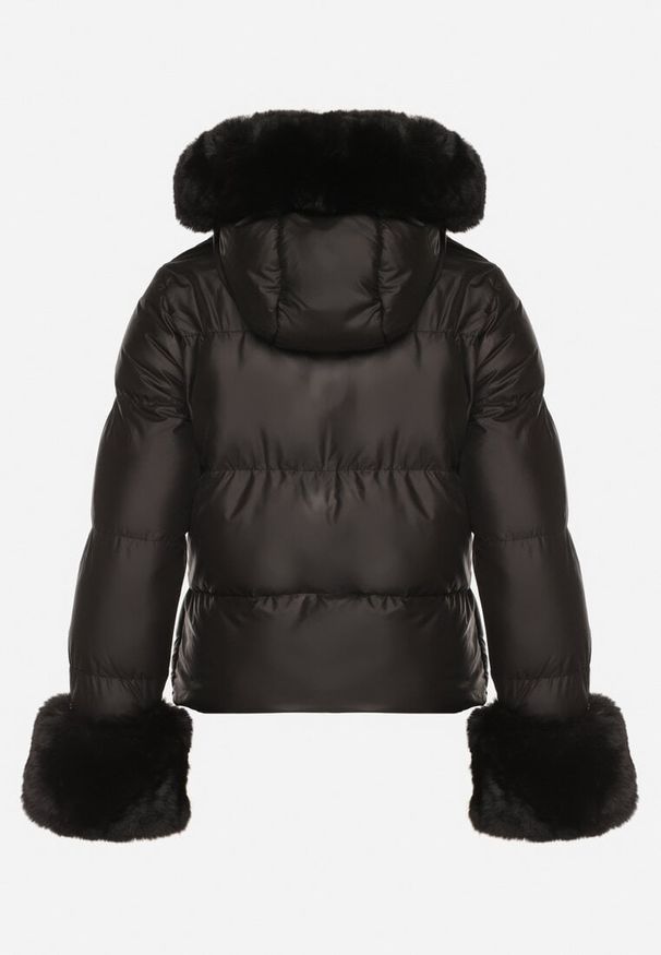 Born2be - Czarna Pikowana Kurtka z Kapturem Zdobiona Futerkiem Olenesa. Okazja: na co dzień. Typ kołnierza: kaptur. Kolor: czarny. Materiał: futro. Wzór: aplikacja. Styl: casual