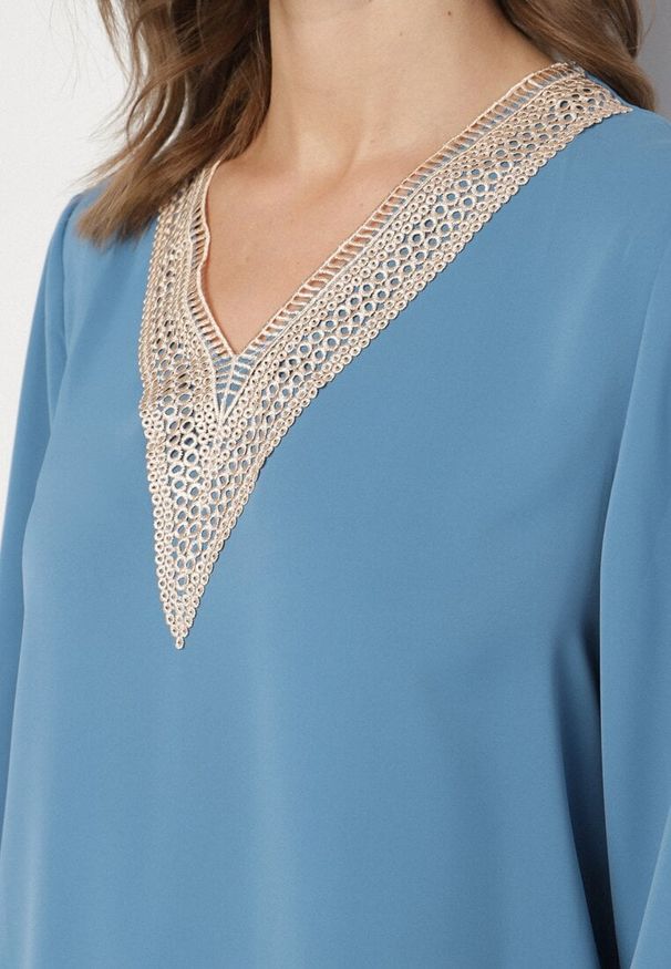 Born2be - Niebieska Bluzka w Rustykalnym Stylu z Koronką i Dekoltem w Serek Gonlira. Typ kołnierza: dekolt w serek. Kolor: niebieski. Materiał: koronka. Długość rękawa: długi rękaw. Długość: długie. Wzór: koronka. Styl: boho, elegancki