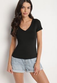 Born2be - Czarny T-shirt z Wiskozą o Dopasowanym Kroju z Dekoltem w Serek Folarisse. Typ kołnierza: dekolt w serek. Kolor: czarny. Materiał: wiskoza