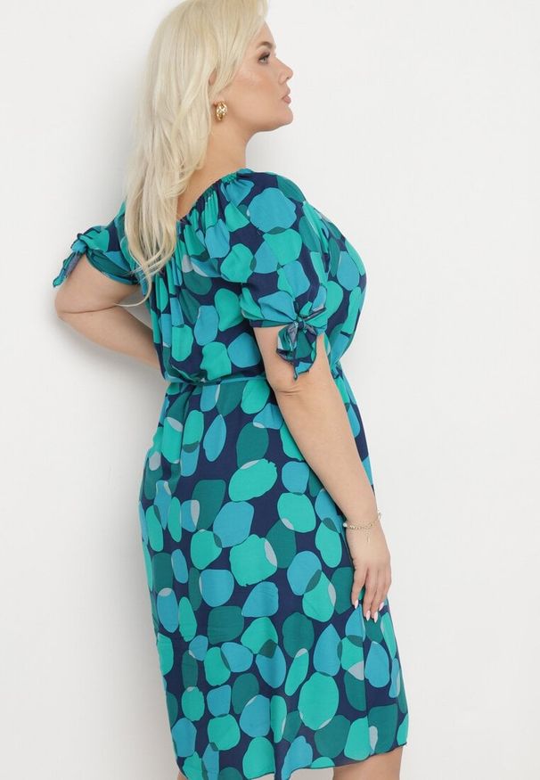 Born2be - Zielona Trapezowa Sukienka Bawełniana z Elastycznym Dekoltem i Sznurkiem w Talii Eeraphina. Kolor: zielony. Materiał: bawełna. Typ sukienki: trapezowe. Styl: elegancki, wizytowy, rockowy