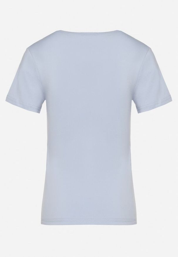 Born2be - Jasnoniebieski T-shirt Koszulka z Trójkątnym Dekoltem z Bawełny Ozdobiona Nadrukiem Elanoa. Okazja: na co dzień. Kolor: niebieski. Materiał: bawełna. Wzór: aplikacja, nadruk. Styl: elegancki, casual