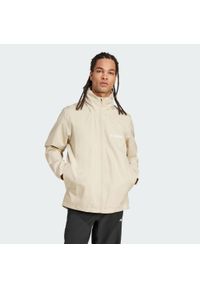 Adidas - Kurtka Multi Essentials 2L Rain. Kolor: beżowy. Technologia: ClimaProof (Adidas)