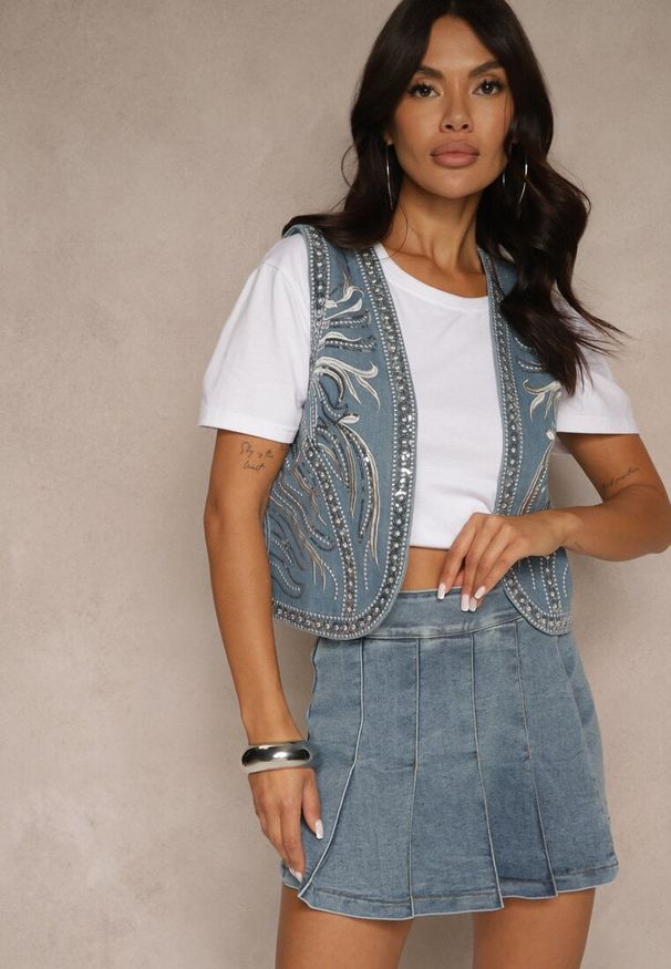 Renee - Niebieska Jeansowa Kamizelka z Bawełny Ozdobiona Haftem i Cekinami Natisente. Okazja: na co dzień, na spotkanie biznesowe, do pracy. Kolor: niebieski. Materiał: bawełna, jeans. Wzór: aplikacja, haft. Sezon: lato. Styl: biznesowy, elegancki, casual