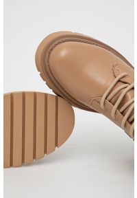 Answear Lab Kozaki damskie kolor beżowy na platformie. Nosek buta: okrągły. Kolor: beżowy. Szerokość cholewki: normalna. Obcas: na platformie. Styl: wakacyjny #3