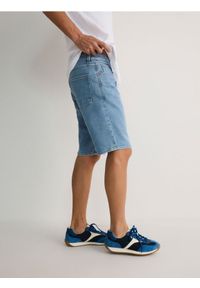 Reserved - Jeansowe szorty slim fit - niebieski. Kolor: niebieski. Materiał: jeans