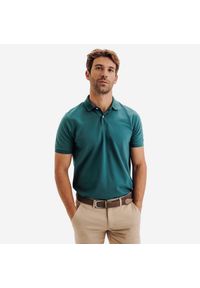 INESIS - Koszulka polo do golfa z krótkim rękawem męska Inesis MW500. Typ kołnierza: polo, golf. Kolor: zielony. Materiał: poliester, bawełna, materiał. Długość rękawa: krótki rękaw. Długość: krótkie. Styl: klasyczny, sportowy #1