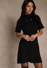 Renee - Czarna Sukienka Sweterkowa o Trapezowym Kroju z Perełkami Liatusea. Okazja: na co dzień. Kolor: czarny. Materiał: jeans. Typ sukienki: trapezowe. Styl: casual #4