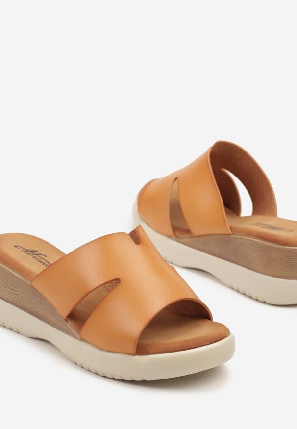 Renee - Jasnobrązowe Klapki na Koturnie z Cholewką Zdobioną Wycięciami Zerelle. Kolor: brązowy. Wzór: aplikacja. Obcas: na koturnie. Styl: elegancki