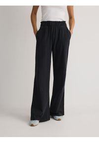 Reserved - Spodnie dresowe flare - ciemnoszary. Kolor: szary. Materiał: dresówka #1