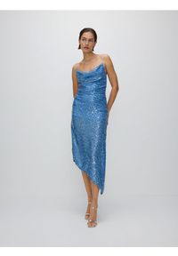 Reserved - Asymetryczna sukienka z cekinami - jasnoniebieski. Kolor: niebieski. Typ sukienki: asymetryczne. Długość: midi #1