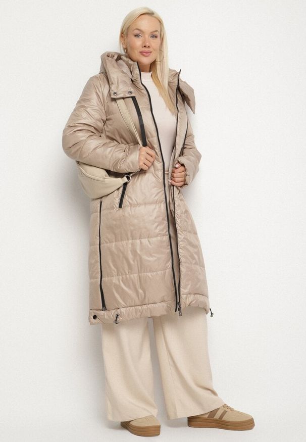 Born2be - Beżowa Przejściowa Kurtka Pikowana z Kapturem i Suwakami po Bokach Fesunela. Okazja: na co dzień. Typ kołnierza: kaptur. Kolekcja: plus size. Kolor: beżowy. Materiał: jeans. Sezon: jesień. Styl: klasyczny, casual