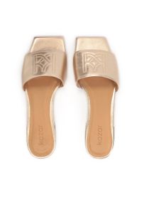 Kazar - Eleganckie klapki z wyszywanym logo KAZAR. Kolor: złoty. Materiał: skóra. Obcas: na obcasie. Styl: elegancki. Wysokość obcasa: średni #5