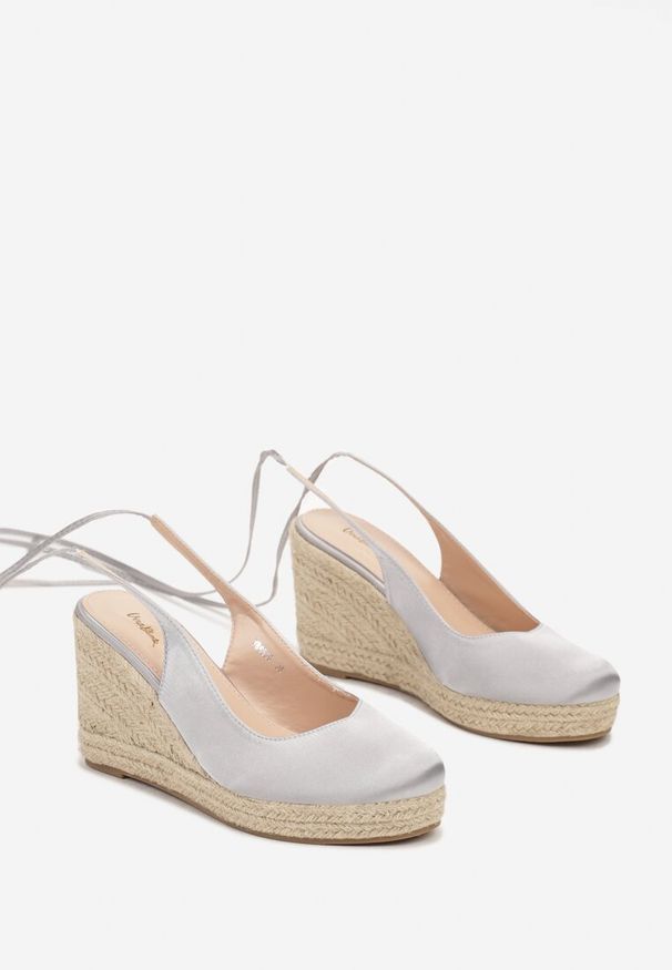 Renee - Szare Sandały Espadryle z Satynową Cholewką i Plecionym Koturnem Manolla. Kolor: szary. Materiał: satyna. Wzór: aplikacja. Obcas: na koturnie
