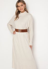 Born2be - Jasnobeżowa Sweterkowa Sukienka z Golfem i Wiskozą o Pudełkowym Kroju Alirinna. Okazja: na co dzień. Typ kołnierza: golf. Kolor: biały. Materiał: wiskoza. Wzór: aplikacja, gładki. Sezon: zima, jesień. Styl: casual #7
