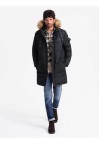 Ombre Clothing - Długa ciepła kurtka męska typu parka z kapturem – czarna V2. Typ kołnierza: kaptur. Kolor: czarny. Materiał: poliester, tkanina, materiał, futro, syntetyk. Długość: długie. Wzór: aplikacja, ze splotem, paski. Styl: elegancki #1