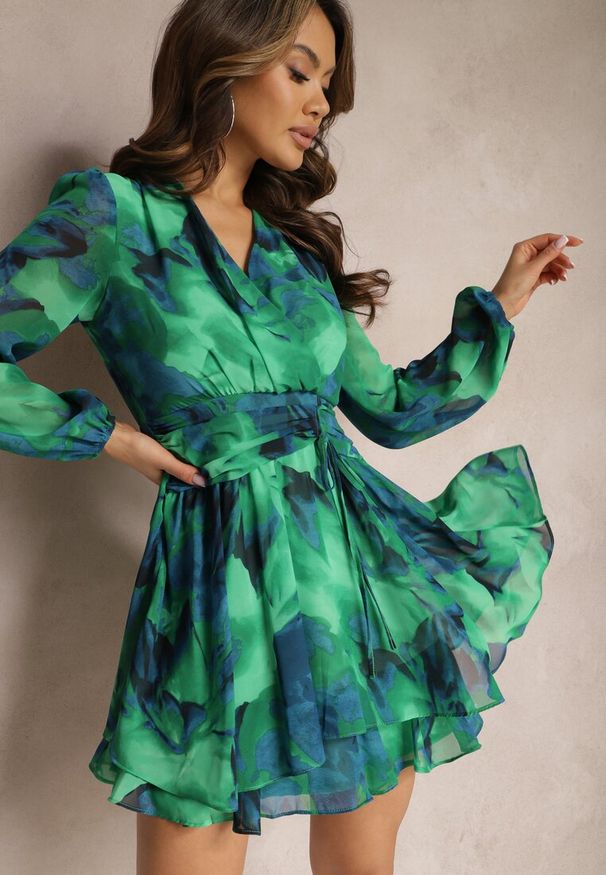 Renee - Zielona Krótka Sukienka Kopertowa z Abstrakcyjnym Wzorem Tie-Dye Mivern. Kolor: zielony. Wzór: aplikacja. Typ sukienki: kopertowe. Długość: mini