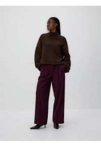 Reserved - Spodnie z zakładkami - burgundowy. Kolor: czerwony. Materiał: tkanina, wiskoza #1