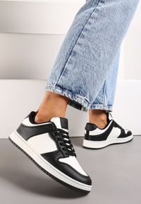 Born2be - Biało-Czarne Sneakersy z Ekoskóry ze Sznurowaniem i Brokatem Hrelia. Kolor: biały. Materiał: jeans. Obcas: na płaskiej podeszwie #1