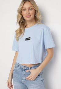 Born2be - Niebieski Bawełniany T-shirt Crop Top z Naszywką Adivios. Okazja: na co dzień. Kolor: niebieski. Materiał: bawełna. Długość: krótkie. Wzór: aplikacja. Styl: casual, elegancki