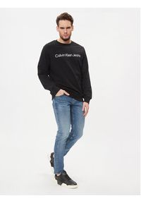 Calvin Klein Jeans Bluza J30J322549 Czarny Regular Fit. Kolor: czarny. Materiał: bawełna
