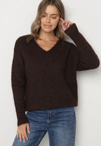Born2be - Brązowy Sweter z Dodatkiem Wełny i Dekoltem w Serek Estorea. Okazja: na co dzień. Typ kołnierza: dekolt w serek. Kolor: brązowy. Materiał: wełna. Styl: klasyczny, casual, elegancki #4