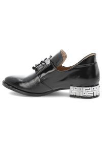Czarne Półbuty Armodo Lakierowane Stylowe Obuwie Damskie. Okazja: do pracy. Kolor: czarny. Materiał: lakier. Wzór: geometria. Obcas: na obcasie. Styl: elegancki. Wysokość obcasa: średni