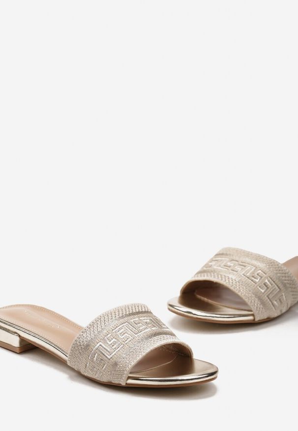 Born2be - Złote Klapki na Płaskim Obcasie z Geometrycznym Metalicznym Wzorem na Paski Codexa. Kolor: złoty. Materiał: jeans. Wzór: geometria, paski. Sezon: lato, wiosna. Obcas: na obcasie. Styl: klasyczny, elegancki. Wysokość obcasa: niski